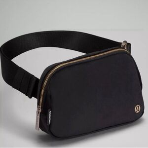 XMAS SALE 🎄Lululemon Black Velour Belt Bag